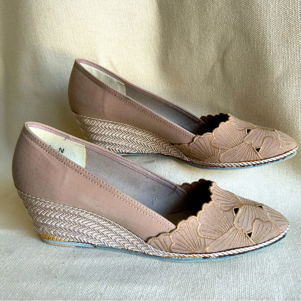 Eva Picone Embroidered Beige Canvas Wedge Size 7 N